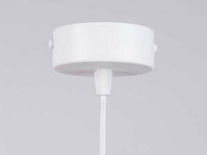 Miniaturka 6 - Detal białej podsufitki lampy wiszącej z kablem tekstylnym zbliżenie