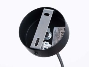 Miniaturka 11 - Wnętrze czarnej podsufitki lampy wiszącej z okablowaniem i kostką