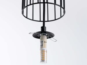 Miniaturka 9 - Żarówka LED G9 w gnieździe lampy wiszącej z czarną klatką zbliżenie