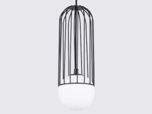 Miniaturka 3 - Detal metalowej klatki lampy wiszącej czarnej z kulą szklaną zbliżenie