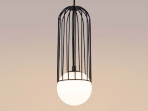 Miniaturka 4 - Lampa wisząca czarna z klatką i kulą świecąca ciepłym światłem zbliżenie