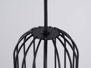 Miniaturka 5 - Detal górnej części czarnej metalowej klatki lampy wiszącej zbliżenie