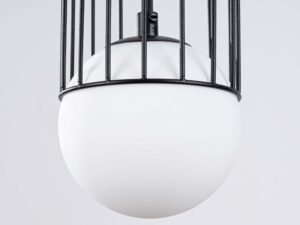 Miniaturka 6 - Biała szklana kula wychodząca z czarnej metalowej klatki lampy wiszącej