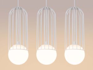 Miniaturka 5 - Detal klatek lampy wiszącej z kulami szklanymi świecącymi zbliżenie