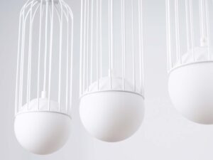 Miniaturka 9 - Detal kul szklanych i metalowych klatek lampy wiszącej białej zbliżenie