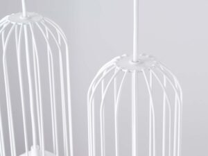 Miniaturka 10 - Detal górnej części metalowych klatek lampy wiszącej białej zbliżenie