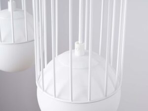 Miniaturka 11 - Detal kuli szklanej w metalowej klatce lampy wiszącej zbliżenie