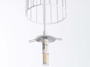 Miniaturka 13 - Żarówka LED G9 w gnieździe lampy wiszącej z metalową klatką zbliżenie