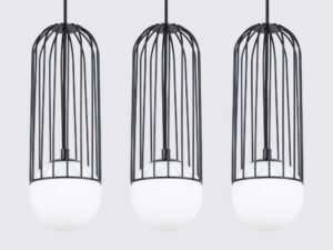 Miniaturka 4 - Detal trzech metalowych klatek z kulami szklanymi lampy wiszącej zbliżenie