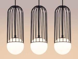 Miniaturka 5 - Detal klatek lampy wiszącej z kulami szklanymi świecącymi ciepłym światłem