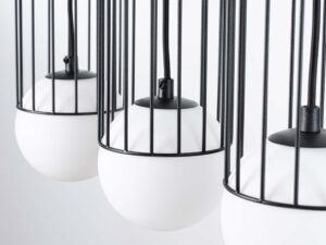 Miniaturka 7 - Detal trzech klatek z czapkami i kulami szklanymi lampy wiszącej zbliżenie