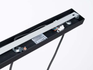 Miniaturka 11 - Wnętrze prostokątnej listwy lampy wiszącej z okablowaniem i kostką