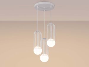 Miniaturka 4 - Detal klatek lampy wiszącej z kulami szklanymi świecącymi zbliżenie