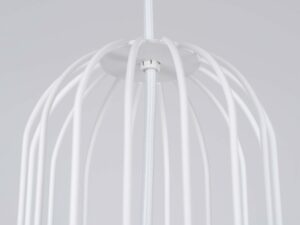 Miniaturka 9 - Detal górnej części metalowej klatki lampy wiszącej białej zbliżenie