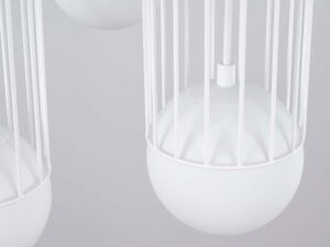 Miniaturka 10 - Detal kuli szklanej w metalowej klatce lampy wiszącej zbliżenie