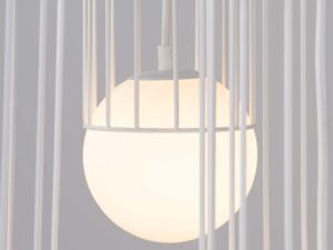 Miniaturka 13 - Detal kuli szklanej w klatce lampy wiszącej świecącej ciepłym światłem