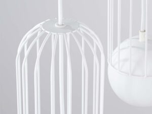 Miniaturka 14 - Detal górnej części metalowych klatek lampy wiszącej z kablami zbliżenie