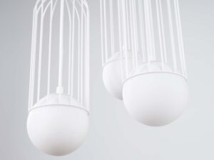 Miniaturka 15 - Detal kul szklanych i metalowych klatek lampy wiszącej czteropunktowej