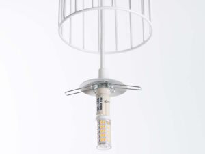 Miniaturka 17 - Żarówka LED G9 w gnieździe lampy wiszącej z metalową klatką zbliżenie