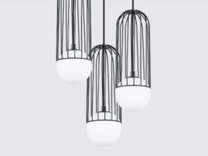 Miniaturka 5 - Detal trzech metalowych klatek z kulami szklanymi lampy wiszącej zbliżenie