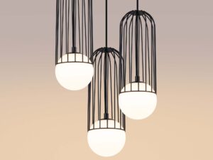 Miniaturka 6 - Detal klatek lampy wiszącej z kulami świecącymi ciepłym światłem zbliżenie