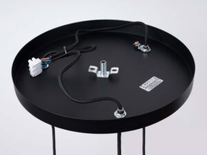 Miniaturka 14 - Wnętrze czarnej okrągłej podsufitki lampy wiszącej z okablowaniem