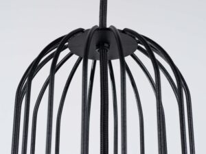 Miniaturka 7 - Detal górnej części czarnej metalowej klatki lampy wiszącej zbliżenie