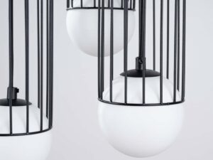 Miniaturka 9 - Detal trzech klatek z czapkami i kulami szklanymi lampy wiszącej zbliżenie