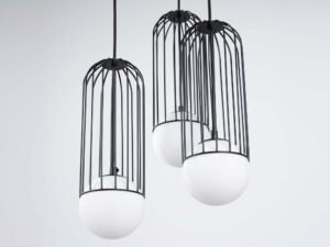 Miniaturka 12 - Detal trzech czarnych klatek z kulami szklanymi lampy wiszącej od dołu
