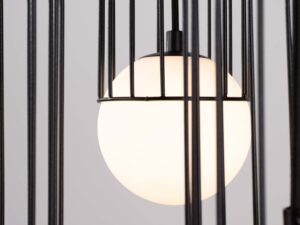 Miniaturka 10 - Detal szklanej kuli z czapką w metalowej klatce świecącej ciepłym światłem