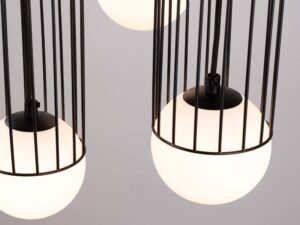 Miniaturka 11 - Detal klatek lampy wiszącej z kulami szklanymi świecącymi ciepłym światłem