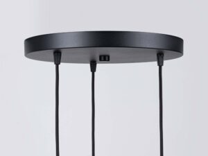 Miniaturka 13 - Detal czarnej okrągłej podsufitki lampy wiszącej z trzema kablami tekstylnymi
