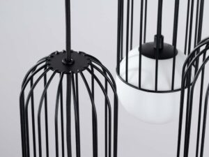 Miniaturka 8 - Detal górnych części czarnych klatek lampy wiszącej z prętami zbliżenie