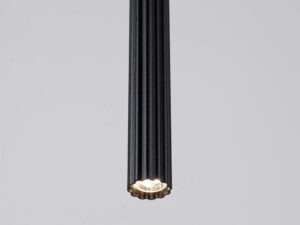 Miniaturka 6 - Dolna część ryflowanego klosza lampy czarnej z diodą LED świecącą zbliżenie