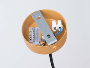 Miniaturka 10 - Wnętrze okrągłej podstawy sufitowej lampy złotej z uchwytem montażowym i okablowaniem