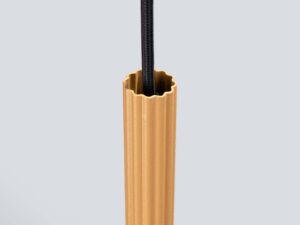 Miniaturka 5 - Górna część ryflowanego cylindrycznego klosza lampy złotej z przewodem zbliżenie