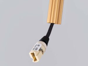 Miniaturka 12 - Detal gniazda G9 lampy wiszącej złotej z ryflowanym kloszem zbliżenie