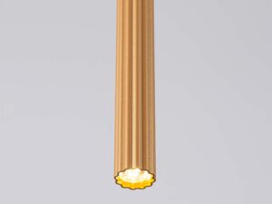 Miniaturka 7 - Ryflowany cylindryczny klosz lampy złotej świecący ciepłym światłem detal