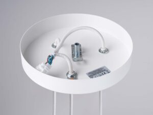 Miniaturka 12 - Detal wnętrza okrągłej podstawy sufitowej lampy wiszącej białej z okablowaniem