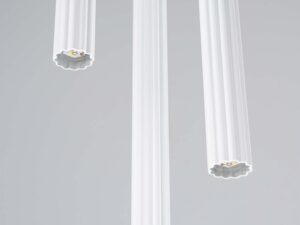 Miniaturka 4 - Detal trzech cylindrycznych kloszy lampy wiszącej białej z diodami LED zbliżenie