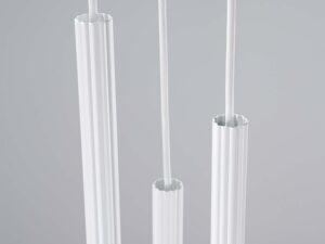 Miniaturka 6 - Detal górnej części trzech cylindrycznych kloszy lampy wiszącej z przewodami