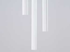 Miniaturka 7 - Detal trzech ryflowanych cylindrycznych kloszy lampy wiszącej białej zbliżenie