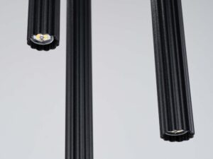 Miniaturka 7 - Detal trzech ryflowanych cylindrycznych kloszy lampy wiszącej czarnej z diodami LED
