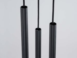 Miniaturka 9 - Górna część trzech cylindrycznych kloszy lampy wiszącej czarnej z przewodami zbliżenie