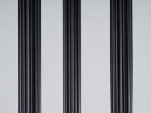 Miniaturka 6 - Trzy klosze lampy wiszącej czarnej świecące ciepłym światłem detal zbliżenie