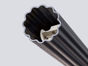 Miniaturka 4 - Wnętrze ryflowanego cylindrycznego klosza lampy czarnej z gniazdem G9 zbliżenie