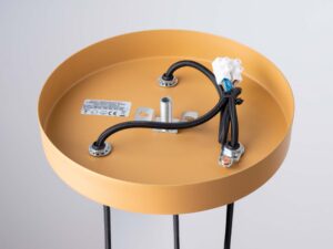 Miniaturka 10 - Wnętrze okrągłej podstawy sufitowej lampy wiszącej złotej trójpunktowej z okablowaniem