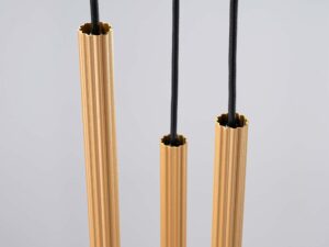 Miniaturka 7 - Górna część trzech cylindrycznych kloszy lampy wiszącej złotej z przewodami zbliżenie