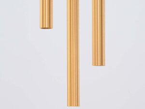 Miniaturka 8 - Trzy ryflowane cylindryczne klosze lampy wiszącej złotej detal zbliżenie