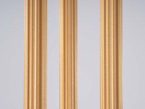 Miniaturka 9 - Trzy klosze lampy wiszącej złotej świecące ciepłym światłem detal zbliżenie